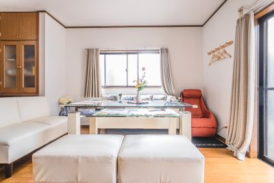 遊泊・昭和町　レンタルスペース 一階部分貸し切りスペースの室内の写真