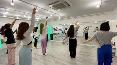 ダンスレッスン中
エアコン完備 - LIVE CAPSULE 高田馬場 完全防音 ダンススタジオの室内の写真
