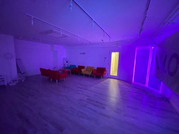 背面側。
RGB照明も完備。
ソファーは移動可能。
 - LIVE CAPSULE 高田馬場 完全防音 ダンススタジオの室内の写真