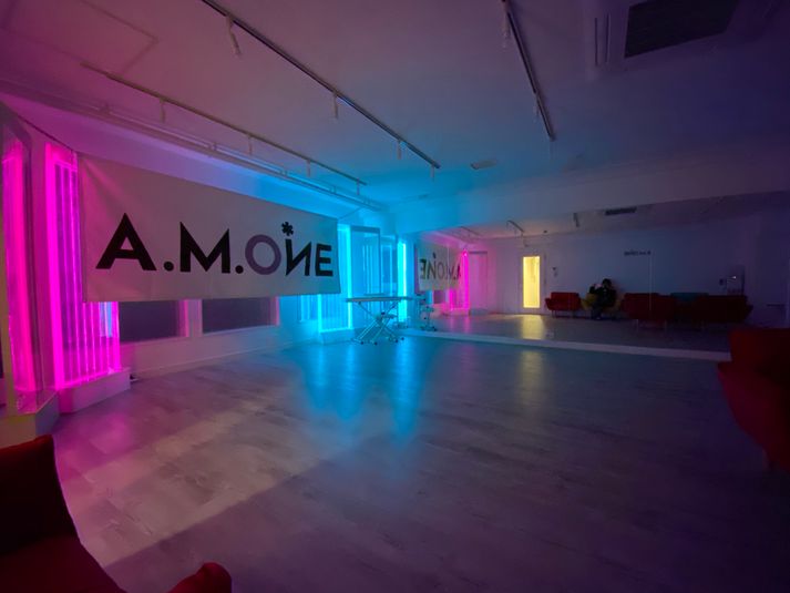メインルーム
7.5m × 6m
ダンスに適した鏡・フローリング・防音室です。 - LIVE CAPSULE 高田馬場 完全防音 ダンススタジオの室内の写真