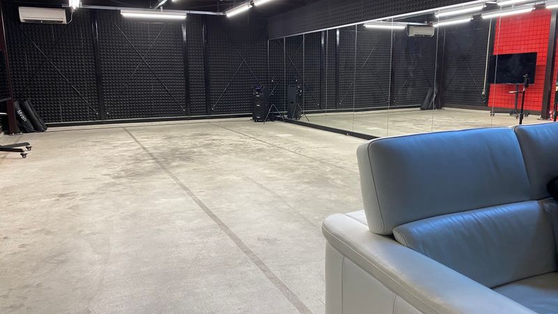 ダンススタジオ・ライブステージ併設 - LIVE CAPSULE 富士市