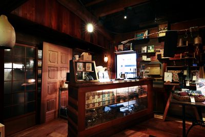 DONGREE BOOKS & STORY CAFE 古民家ブックカフェ の室内の写真
