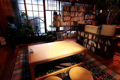DONGREE BOOKS & STORY CAFE 古民家ブックカフェ の室内の写真