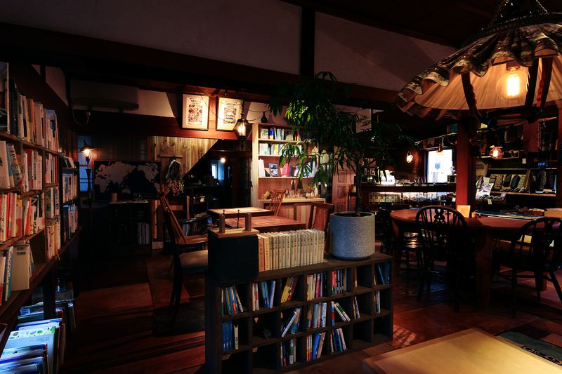 DONGREE BOOKS & STORY CAFE 古民家ブックカフェ の室内の写真