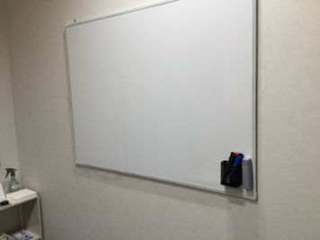 BIZcomfort町田 会議室（6名用）の室内の写真