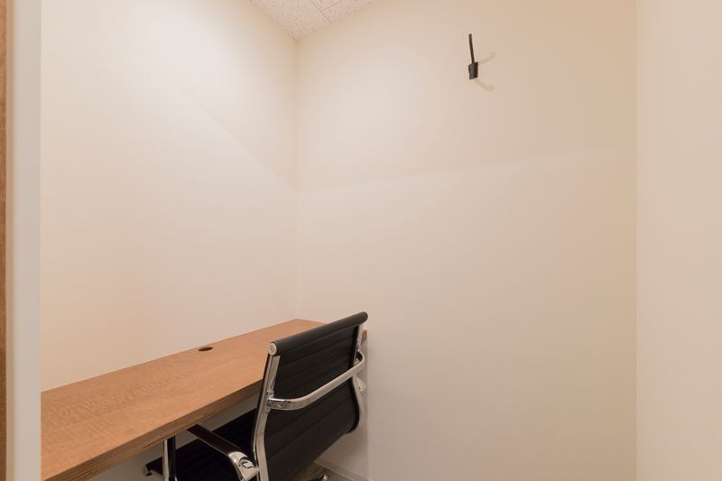 デスク、チェアーが備え付けられた個室 - TNER（トナー） オンラインミーティングルームの室内の写真