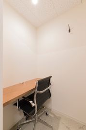 作業に集中できる一人席 - TNER（トナー） オンラインミーティングルームの室内の写真