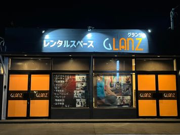 出入り口は左側の扉になります。 - レンタルスペースGLANZ レンタルスペースGLANZ四日市の外観の写真