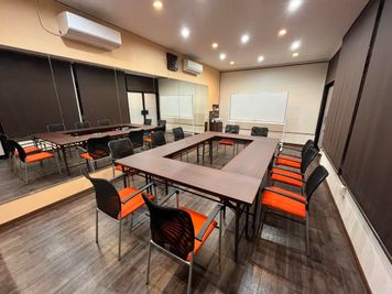 会議室や教室では机、椅子も使えます。 - レンタルスペースGLANZ レンタルスペースGLANZ四日市の室内の写真