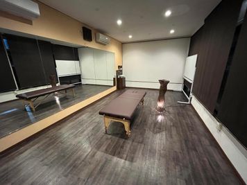 1時間からご利用可。会議、語学やヨガ、ダンス教室、ダンスのレッスンなどにも使えます。 - レンタルスペースGLANZ