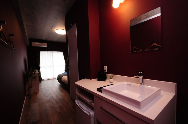 客室2(壁紙本棚)423号室 - JAPANESQUE