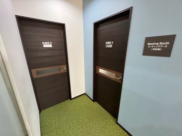 BIZcomfort神戸三宮 6名用貸会議室の入口の写真