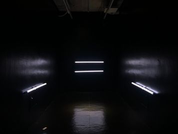 LEDチューブライトもご使用可能です！
(RGBカラー出力・床置き、壁付け可) - in the house / Shibuya "Gallery" B1Fの室内の写真