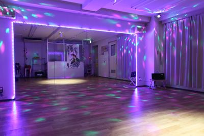 バックライト・ディスコライト・スポットライトを点灯した雰囲気です。 - レンタルスタジオDAYS 与野店 レンタルスタジオDAYS 与野３階の室内の写真
