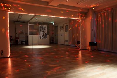 バックライト・ディスコライト・スポットライトを点灯した雰囲気です。 - レンタルスタジオDAYS 与野店 レンタルスタジオDAYS 与野３階の室内の写真