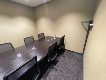会議室 - BIZcomfort八王子 6名用会議室の室内の写真