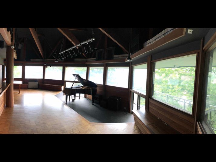 樹々に囲まれたスタジオは
アコースティック音楽の魅力を際立てます。
 - acoustic studio REALOVE acoustic studio REALOVE (りあらぶ)の室内の写真