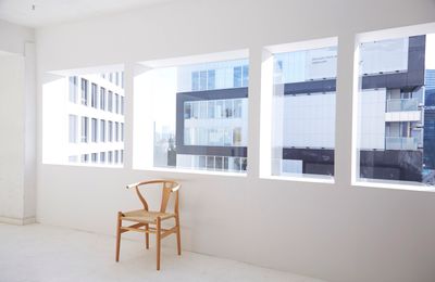 大きなふかし窓が都会の景色を切り抜きます。 - FIVE STUDIOの室内の写真