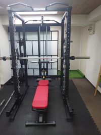 スミスマシンのバーの
重さは20キロになります！ - NEXTGYM レンタルジムの設備の写真