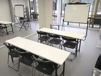 長机とパイプイスを設置すればミーティングに使えます！ - シェア・スタジオ Bluebird《元町Aスタジオ》 レンタルスタジオの設備の写真