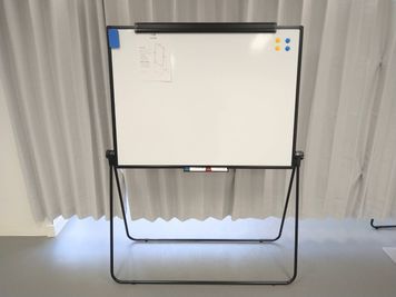 ホワイトボード　(縦90㎝×横120㎝) - シェア・スタジオ Bluebird《元町Aスタジオ》 レンタルスタジオの設備の写真