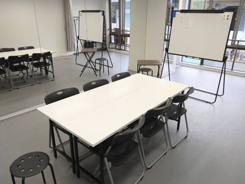 長机とパイプイスを設置すればミーティングに使えます！ - シェア・スタジオ Bluebird《元町Aスタジオ》 レンタルスタジオの設備の写真