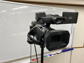 4Kビデオカメラ使用可能です。配信や録画に。(記録媒体はご持参下さい。※SDカードなど) - Buzz e-Sportsスタジオ 多目的スペースの室内の写真