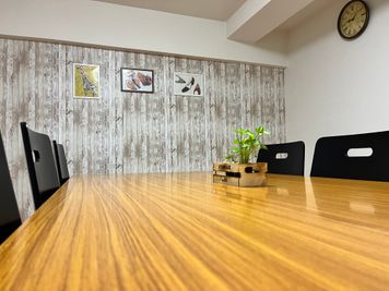 MEETINGROOM 85坂戸 貸会議室/個室/8名/清潔/格安の室内の写真