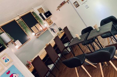 カフェバーなのでドリンクや簡単なお食事を提供できます。テレワーク・講習・誕生日会・カフェ貸切・展示会などにご利用できます - three little time