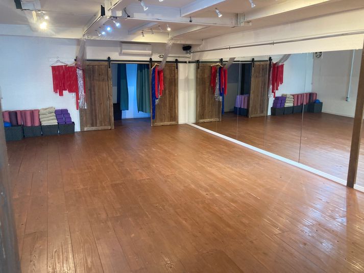 スタジオ内(7.6m x 4.6m) - スタジオベルダ ダンス・ヨガなどのスタジオの室内の写真