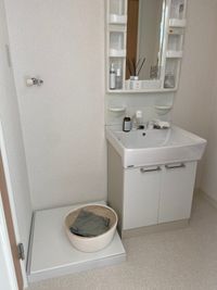 洗面所兼着替えスペース。
お荷物カゴもご利用下さいませ。 - レンタルスペース「HALAYA」 レンタルサロンの設備の写真