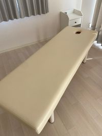 幅60cmの施術ベッドです。穴を閉じるふたクッションもあります。
 - レンタルスペース「HALAYA」 レンタルサロンの設備の写真