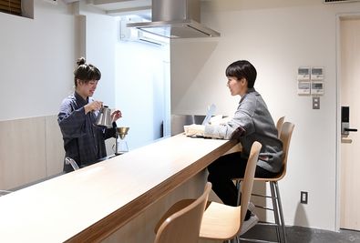 調理者との距離が近いのでアットホームな雰囲気となります。飲食を伴うイベントにおすすめ。 - BIRTH LAB レンタルキッチン（土日祝プラン）の室内の写真