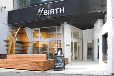 エントランス・テラス
ガラス張りの窓で、外からも中の明るい雰囲気が見えるため、入りやすさ◎ - BIRTH LAB レンタルキッチン（土日祝プラン）の外観の写真