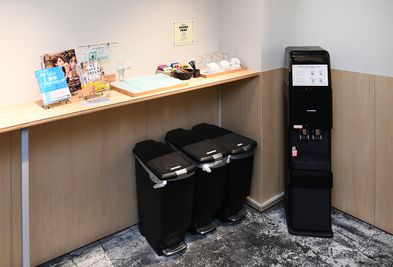 ゴミ捨て無料。ウォーターサーバーもご利用いただけます。 - BIRTH LAB レンタルキッチン（土日祝プラン）の設備の写真