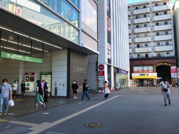 駅を出て左を見ればすぐあるので、利用の際に迷いません！ - レンタルサロン「Farbe」 横浜・鶴見東口店のその他の写真