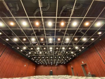 ホールの照明は講演会や学会イベントにも対応可能 - 東京会議室 中野セントラルパークカンファレンス ホールA+B+C （B1階） [400㎡]の設備の写真