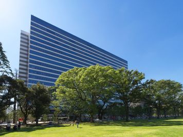 中野四季の森公園を中心とした大きなオフィスビル - 東京会議室 中野セントラルパークカンファレンス ホールA+B+C （B1階） [400㎡]の外観の写真