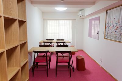 井戸端カフェ事務局 サロンスペースの室内の写真