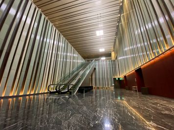 エスカレーターよりホールへの移動が可能　ホワイエ - 東京会議室 中野セントラルパークカンファレンス ホールA+B （B1階） [270㎡]の設備の写真