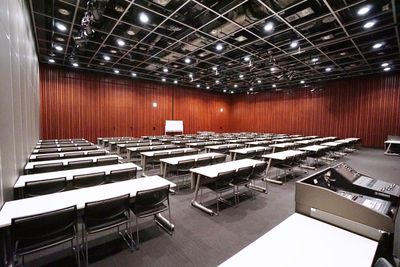 【ホールB+C】シアター形式は最大275名収容可能で上映会に便利　後方から照明調節可能 - 東京会議室 中野セントラルパークカンファレンス