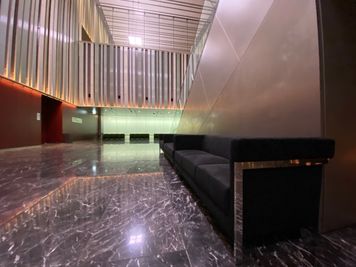天井が高く広々とした空間　ホワイエ - 東京会議室 中野セントラルパークカンファレンス ホールB+C （B1階） [270㎡]の設備の写真
