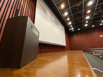 天吊スクリーンの利用が可能 - 東京会議室 中野セントラルパークカンファレンス ホールA （B1階） [120㎡]の設備の写真