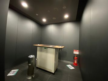 喫煙スペースを設置しております - 東京会議室 中野セントラルパークカンファレンス ホールA （B1階） [120㎡]の設備の写真