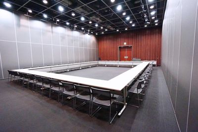【ホールB】スクール形式最大96名利用可能　店長会議等大人数の会議におすすめ　マイクやスクリーン等有料備品も豊富 - 東京会議室 中野セントラルパークカンファレンス