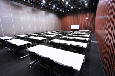 【ホールC】スクール形式は会議やセミナーにおすすめ　マイクやスクリーン等有料備品も豊富 - 東京会議室 中野セントラルパークカンファレンス