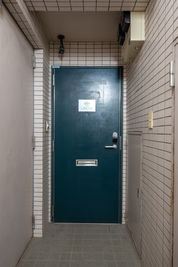 一番地下、ステッカーの貼ってあるドアがスタジオです。 - スタジオLINOVA スタジオLINOVA 【ダンスができる西荻窪レンタルスタジオ】の入口の写真