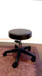 貸し出し可能な丸椅子 - 脱毛サロンセルフル立川店 美容に特化した共同レンタルサロンA-2の設備の写真