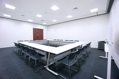 【ルーム2A】ホワイトボード常設で会議や説明会に便利　スクール形式最大33名ご利用可能 - 東京会議室 中野セントラルパークカンファレンス