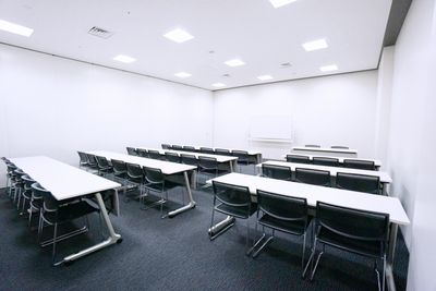 【ルーム2B】ホワイトボード常設で勉強会やセミナーに人気　スクール形式最大33名ご利用可能で説明会にもおすすめ - 東京会議室 中野セントラルパークカンファレンス